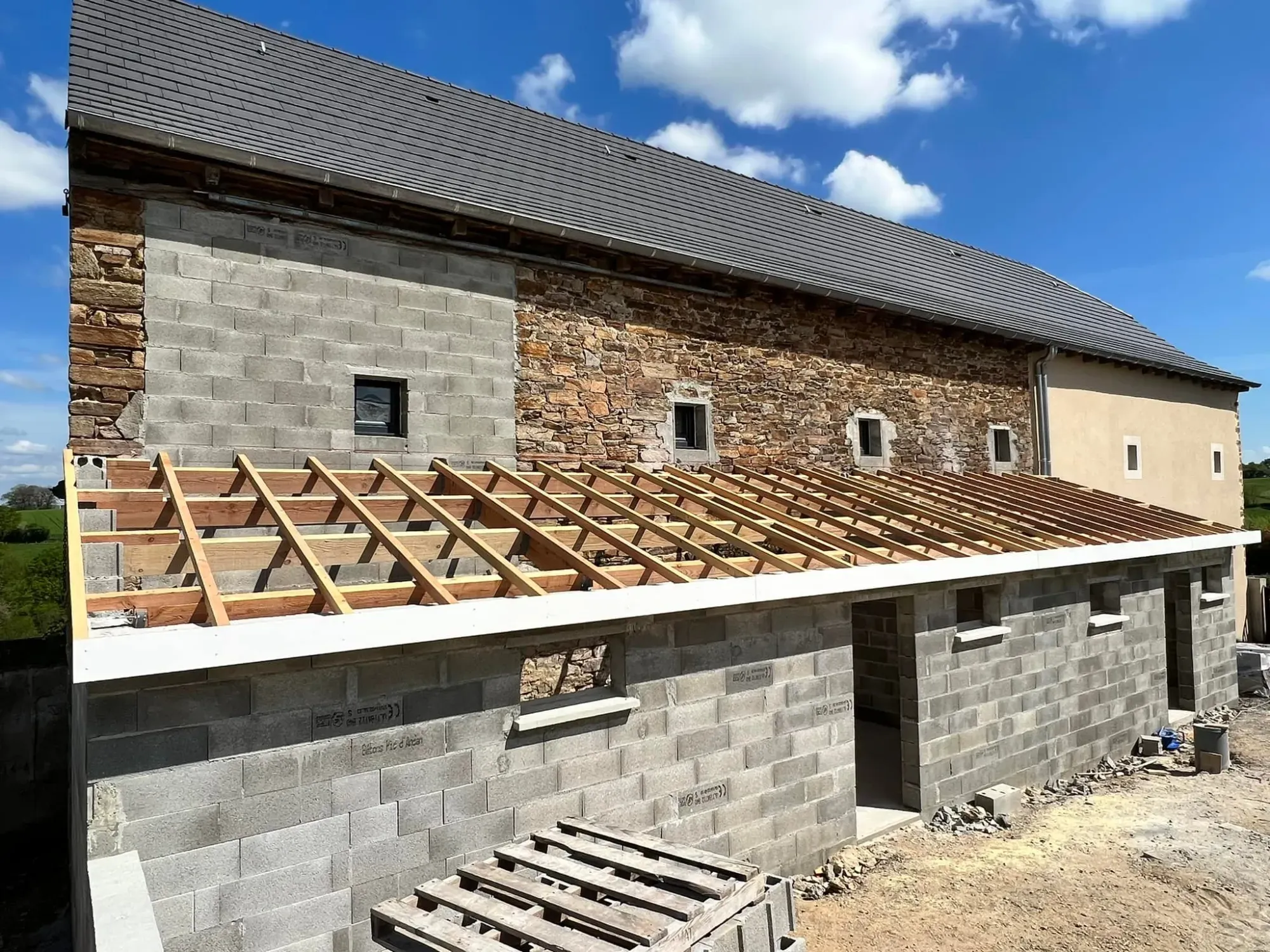 Réalisation d'une charpente pour un local de buanderie